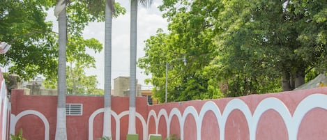 Una piscina al aire libre