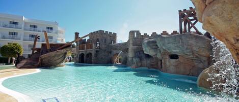 2 piscine all'aperto, ombrelloni da piscina, lettini