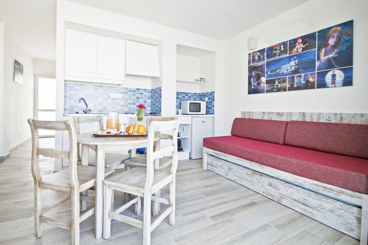 apartment, 1 bedroom | private kitchenette | fridge, microwave, stovetop, coffee/tea maker