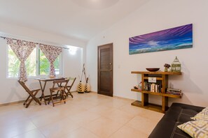 Suite Studio Confort, 1 très grand lit, cuisine, vue jardin | Cuisine privée | Micro-ondes, cafetière/bouilloire, grille-pain