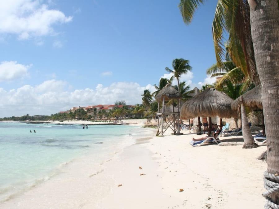 Una playa cerca, arena blanca, pesca