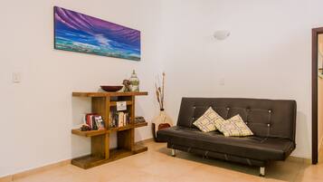 Comfort Studio Suite, 1 King Bed, Kitchen, Garden View | Private kitchen | Microwave, coffee/tea maker, toaster, cookware/dishes/utensils