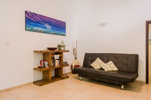 Comfort Studio Suite, 1 King Bed, Kitchen, Garden View | Private kitchen