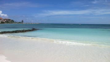 Playa en los alrededores, playa de arena blanca y pesca