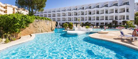 2 piscines a l'aire lliure, para-sols i gandules