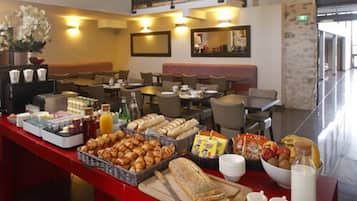 Daily continental breakfast (EUR 15 per person)