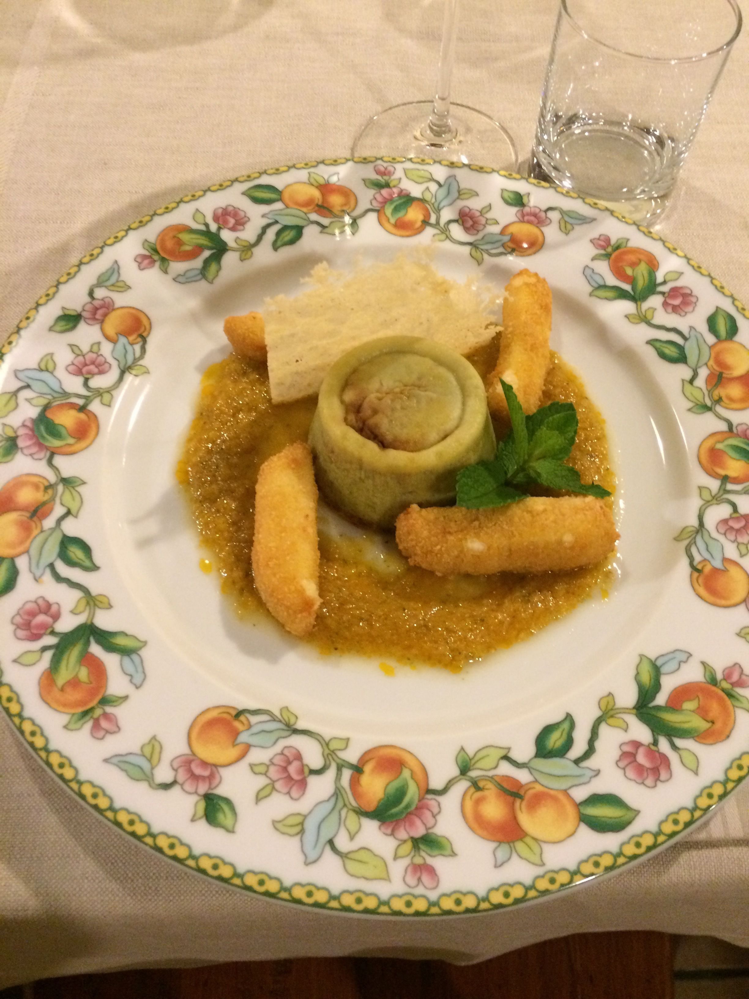 Um prato com comida, um copo e um pano.