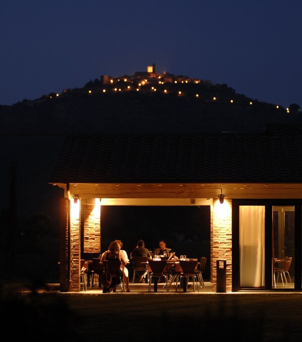 Aperto a cena, con vista sul giardino 