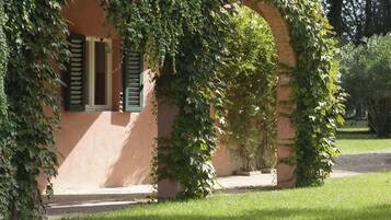 (Scuola di Sotto) Apartment for 4 people | Property grounds