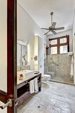 Junior-Suite, 1 King-Bett | Badezimmer | Dusche, Regendusche, kostenlose Toilettenartikel, Haartrockner