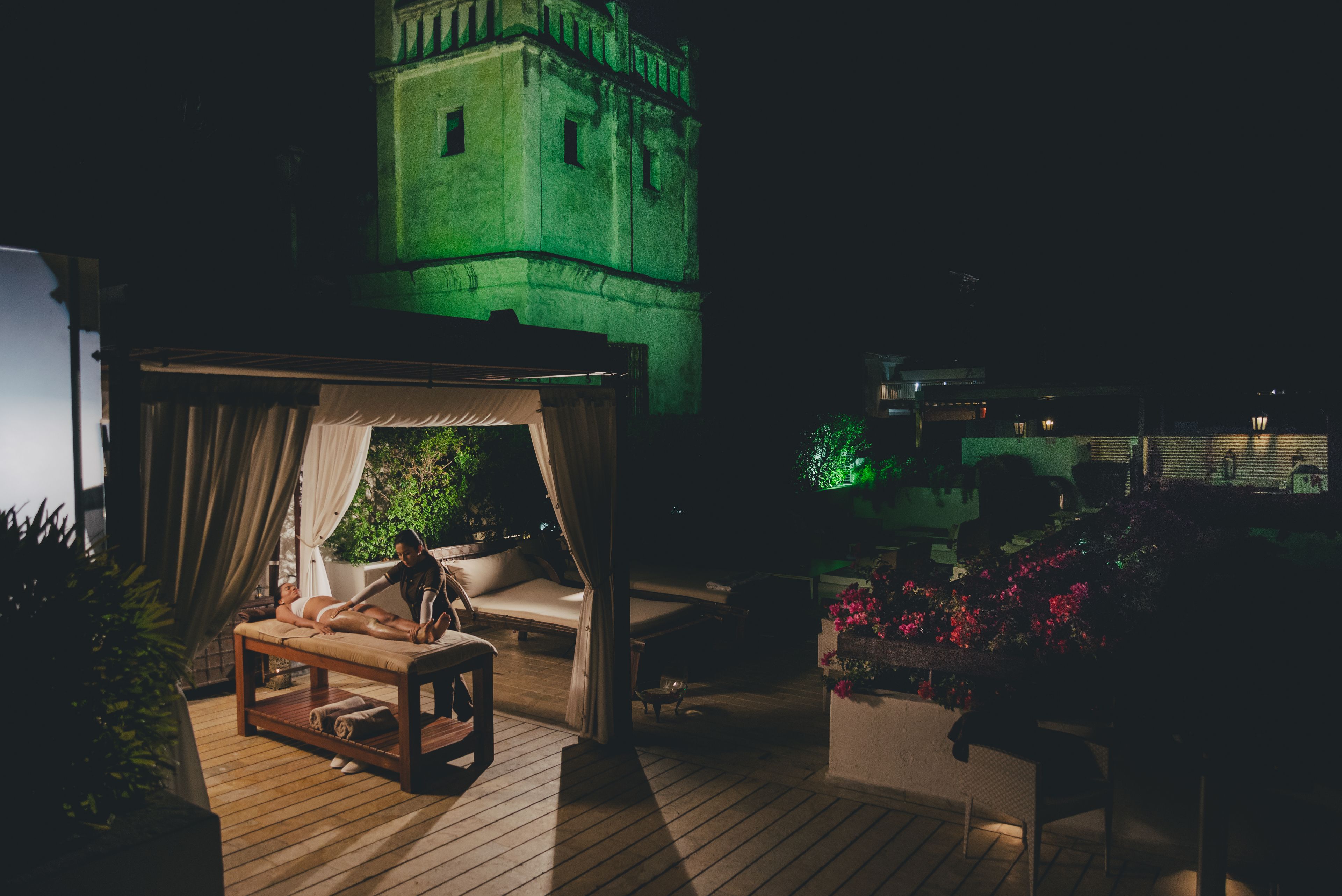 Vartalohoitoja, vartalon kuorintoja, kasvohoitoja, hierontapalveluita