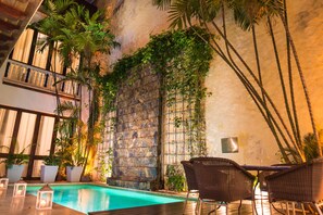 2 buitenzwembaden, parasols bij het zwembad en ligstoelen