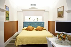 Minibar, in-room safe, desk, free WiFi - Piazza di Spagna Prestige (Rome)