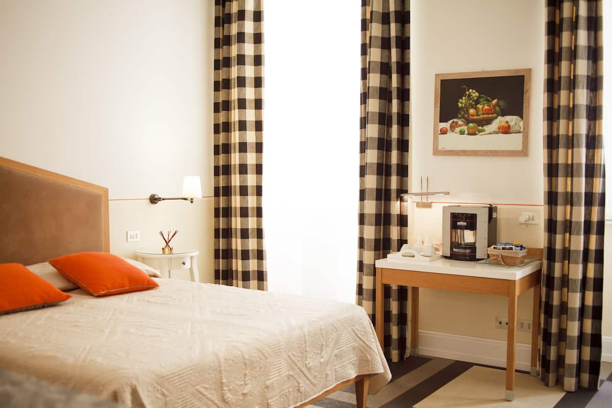 Deluxe Triple Room (Suite Colosseo Via della Croce 33) | 1 bedroom, in-room safe, free WiFi, bed sheets