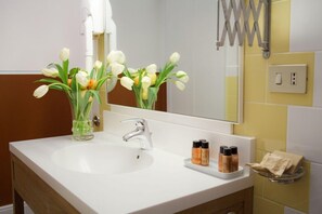 Shower, free toiletries, hair dryer, bidet - Piazza di Spagna Prestige (Rome)