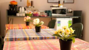 Quarto casal, 1 cama de casal, banheiro privativo | Área de estar | TV LED