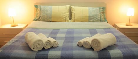 Doppelzimmer, 1 Doppelbett, eigenes Bad | Schreibtisch, Zustellbetten, kostenloses WLAN, Bettwäsche