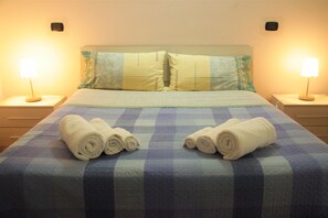 Desk, rollaway beds, free WiFi, bed sheets - Hello Roma B&B (Rome)