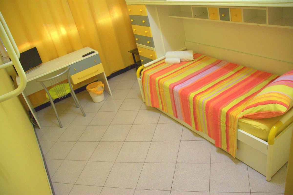 Single Room, Shared Bathroom | Desk, rollaway beds (surcharge), WiFi (free), bed sheets