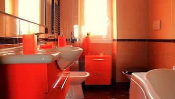 Ducha, cabezal de ducha tipo lluvia, secador de pelo, toallas