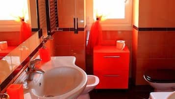 Chambre Standard, 2 lits une place, salle de bains commune | Salle de bain | Douche, douche à « effet pluie », sÚche-cheveux, serviettes fournies