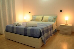 雙人房, 1 張標準雙人床, 私人浴室 | 書桌、折疊床/加床、免費無線上網、床單