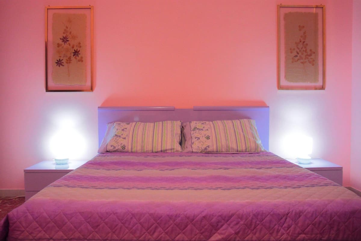 Escritorio, camas plegables/adicionales, wifi gratis y ropa de cama