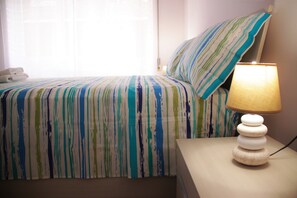 Desk, rollaway beds, free WiFi, bed sheets - Hello Roma B&B (Rome)