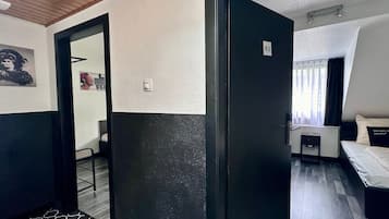 Family Apartment (Upper Floor) | Peralatan tempat tidur hipoalergenik, dihias secara berasingan