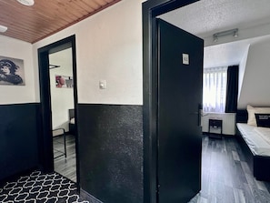 Fjölskylduíbúð (Upper Floor) | Ofnæmisprófaður sængurfatnaður, sérhannaðar innréttingar