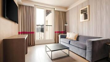 Suite | Living area | 42-inch flat-screen TV with cable channels, TV