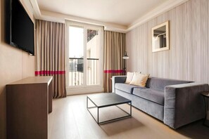 Suite | Woonruimte | Een 42-inch flatscreentelevisie met kabelzenders en een televisie