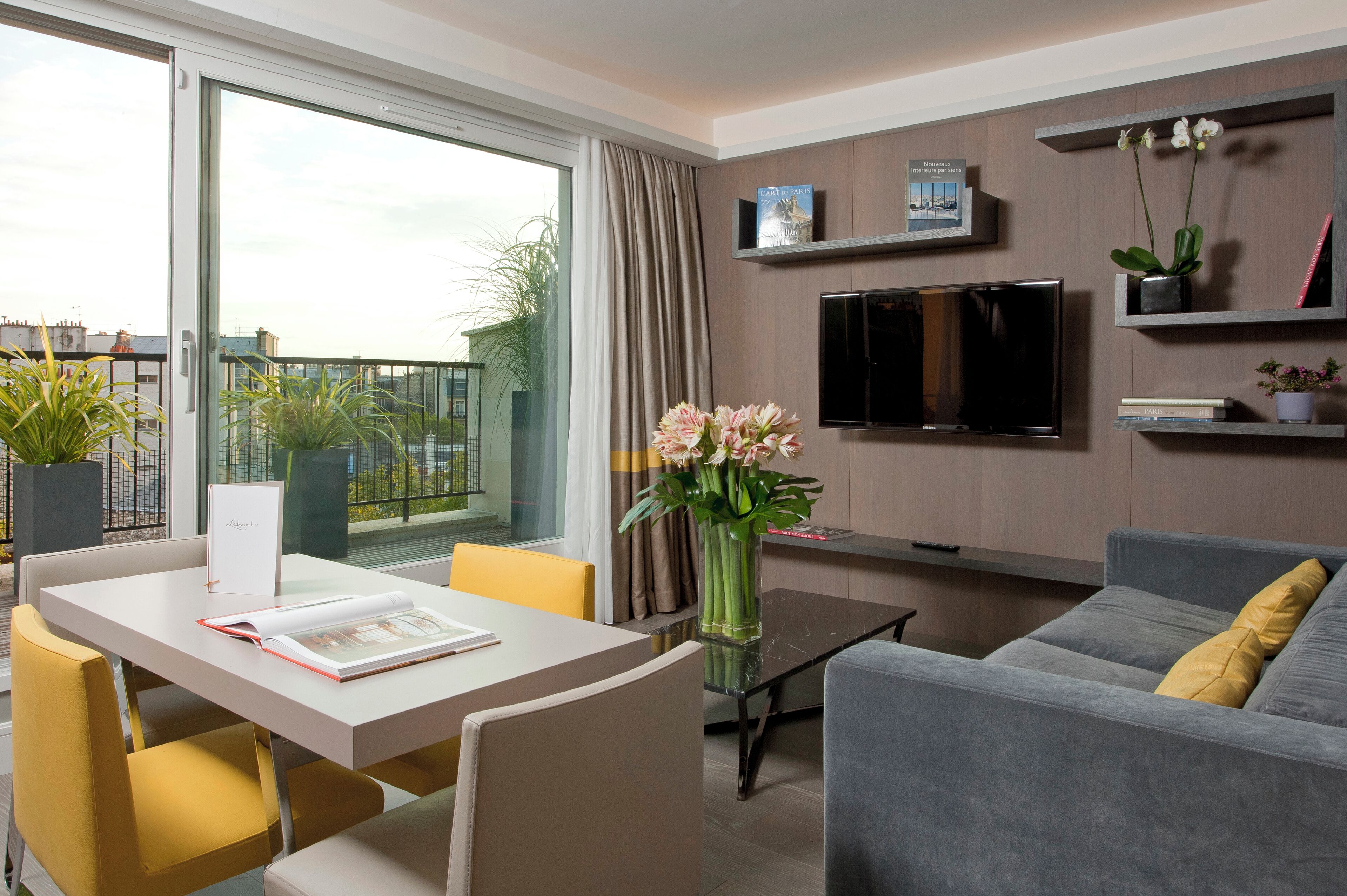 Panoramic Suite | Living area | 42-inch flat-screen TV with cable channels, TV