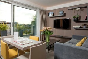 Panoramic Σουίτα | Περιοχή καθιστικού | Τηλεόραση με επίπεδη οθόνη 42 ιντσών με καλωδιακά κανάλια, τηλεοράσεις