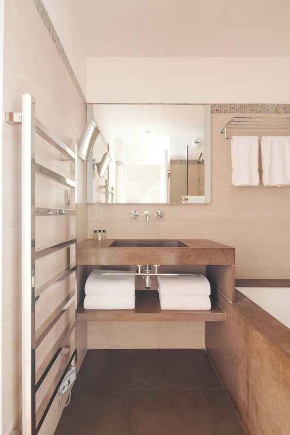 Dusche, kostenlose Toilettenartikel, Handtücher, Seife