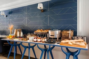 Daily buffet breakfast for a fee - L’Edmond Hotel Parc Monceau (Paris)