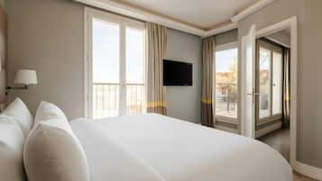 Suíte, terraço | Cofres nos quartos, individualmente mobiliados, cortinas blackout