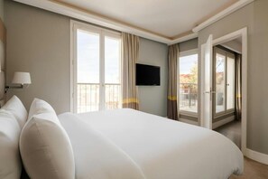 Suite, terras | Een kluis op de kamer, individueel gemeubileerd