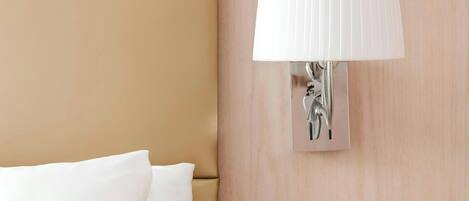 1 habitación, muebles diferentes y tabla de planchar con plancha