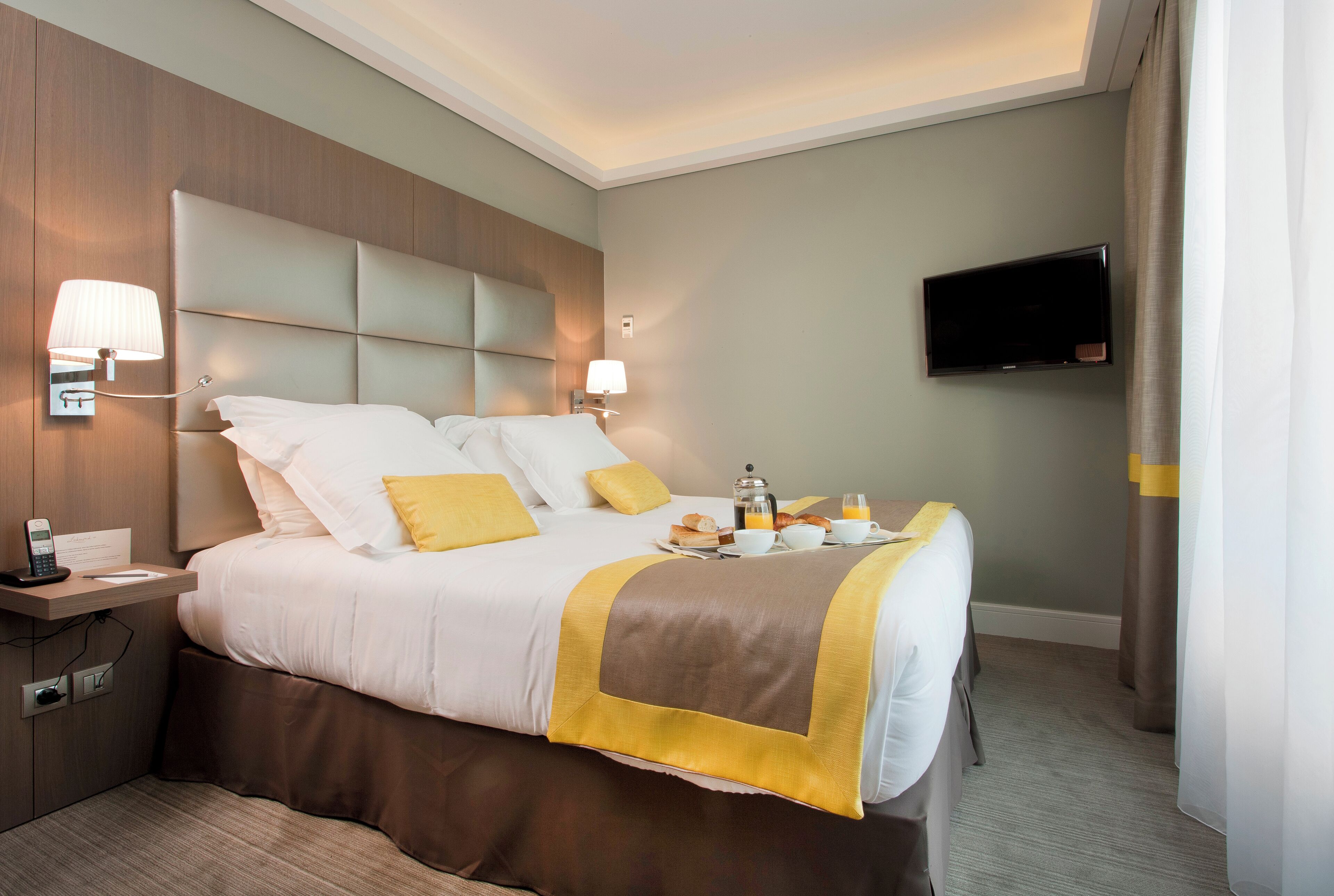 Suite, terras | Een kluis op de kamer, individueel gemeubileerd