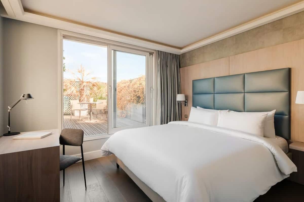 Rom – deluxe | Safe på rommet, individuelt innredet og blendingsgardiner