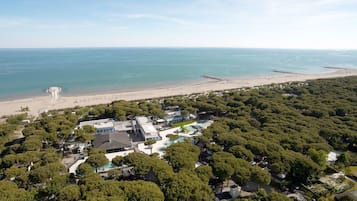Privatstrand, Liegestühle, Sonnenschirme, Schnorcheln