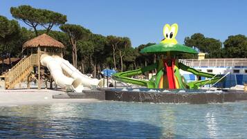 2 buitenzwembaden, ligstoelen bij het zwembad