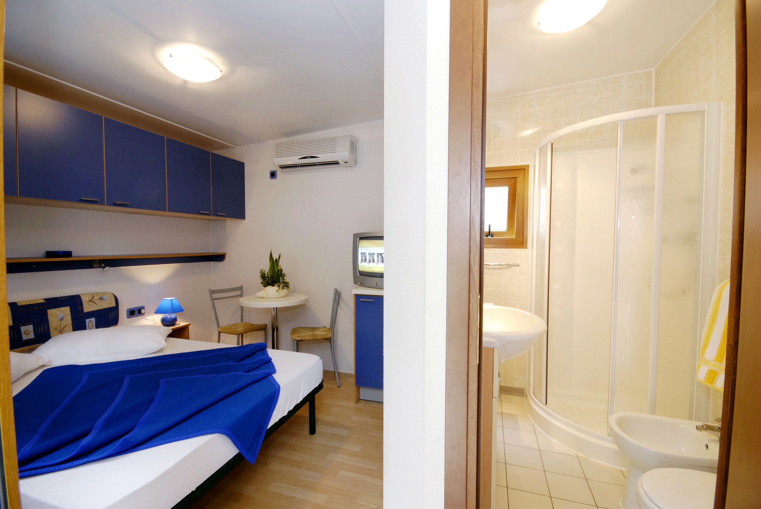 Mobile Home | Bathroom | Towels