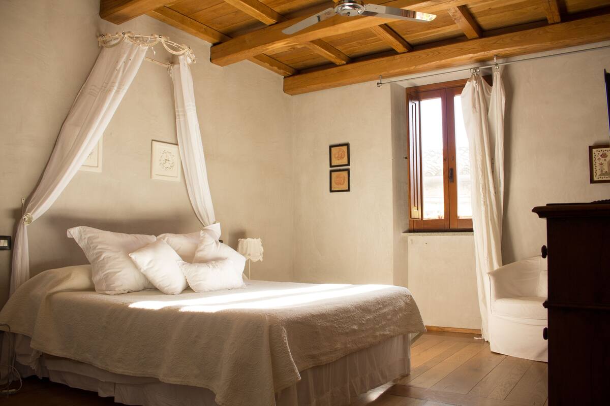 Double Room | Frette Italian sheets, hypo-allergenic bedding, down duvets