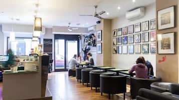 每日供應吃到飽早餐 (每人 EUR4.50)