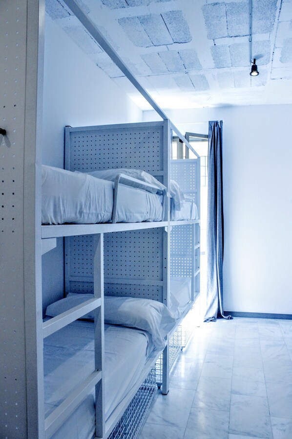 In-room safe, soundproofing, free WiFi, bed sheets