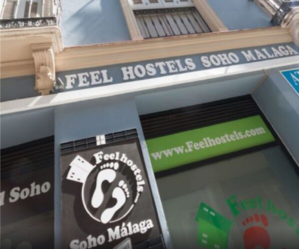 A hotel sign with the name 'Feel Hostels Soho Málaga' and a website address 'www.feelhostels.com'. - Feel Hostels Soho Malaga (Málaga)