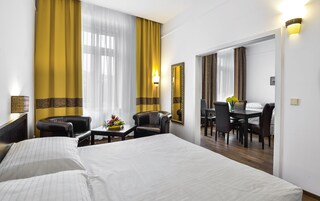 Caja de seguridad en la habitación, escritorio y cortinas blackout 