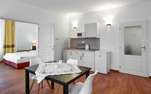 Departamento panorámico, 1 habitación, vista a la ciudad | Cocina privada | Refrigerador, microondas, parrilla de estufa y tetera eléctrica 